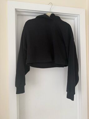 ALO Yoga Black Cropped Sweatshirt with Logo